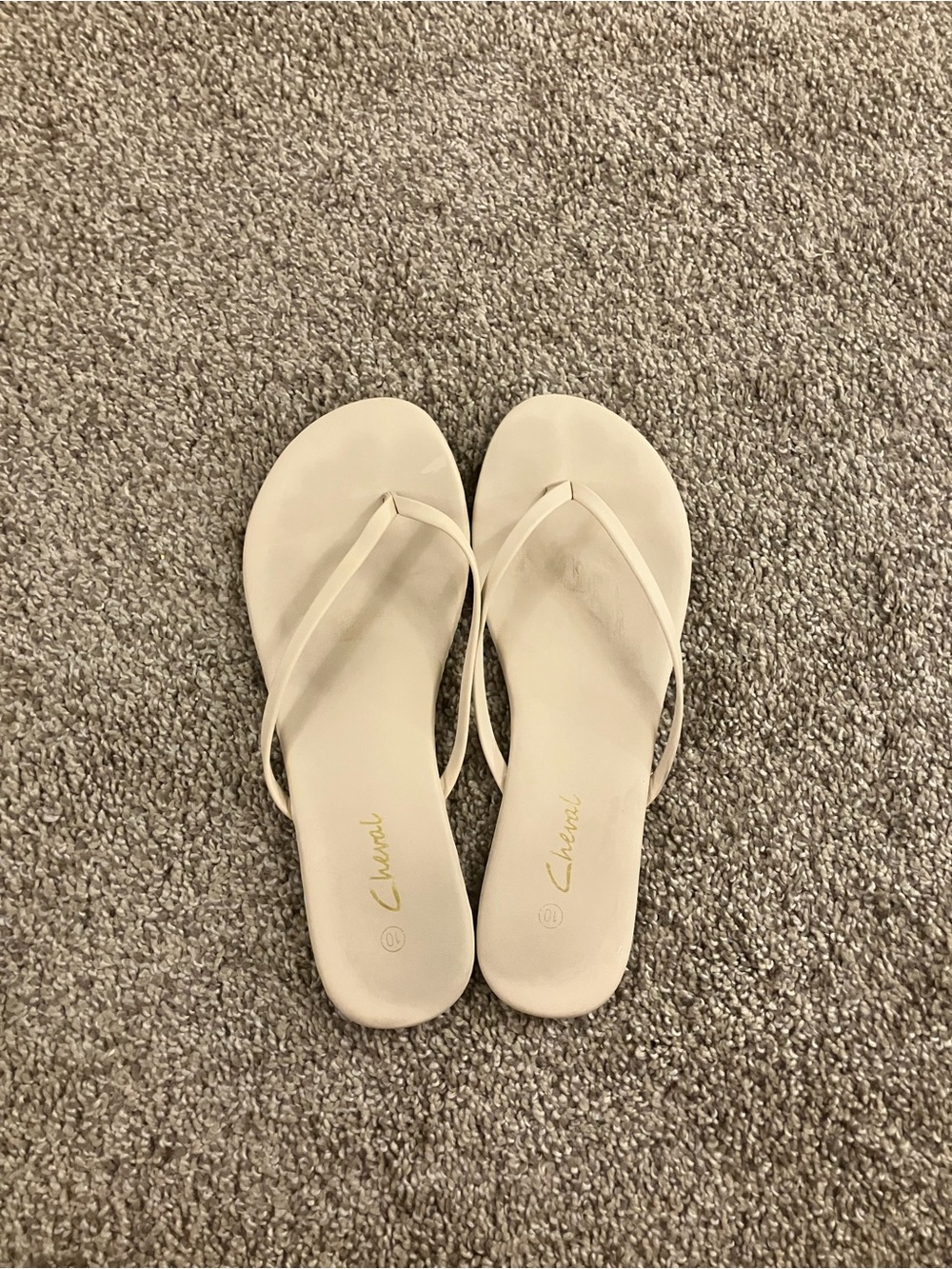 Amazon Essentials Cream Flip Flop Sandals